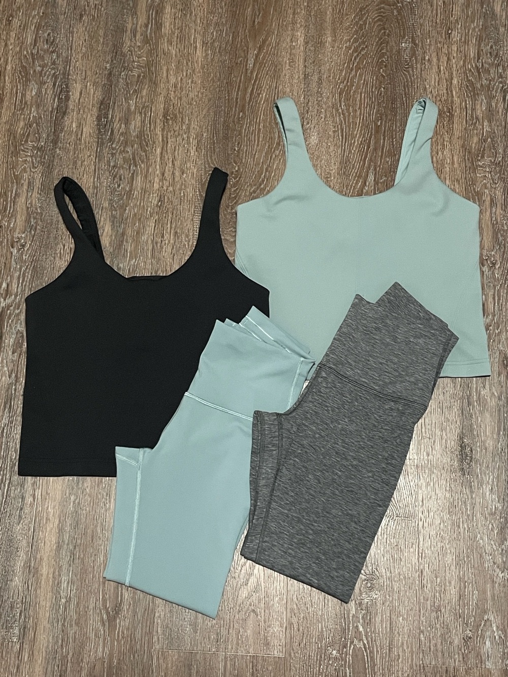Like New Lululemon Matching Crater Blue/Black Set Bundle. Size Tops 6/Bottoms 4